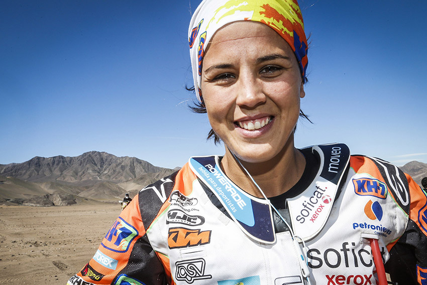 Foto Laia Sanz socorre a un piloto accidentado en el Atacama Rally